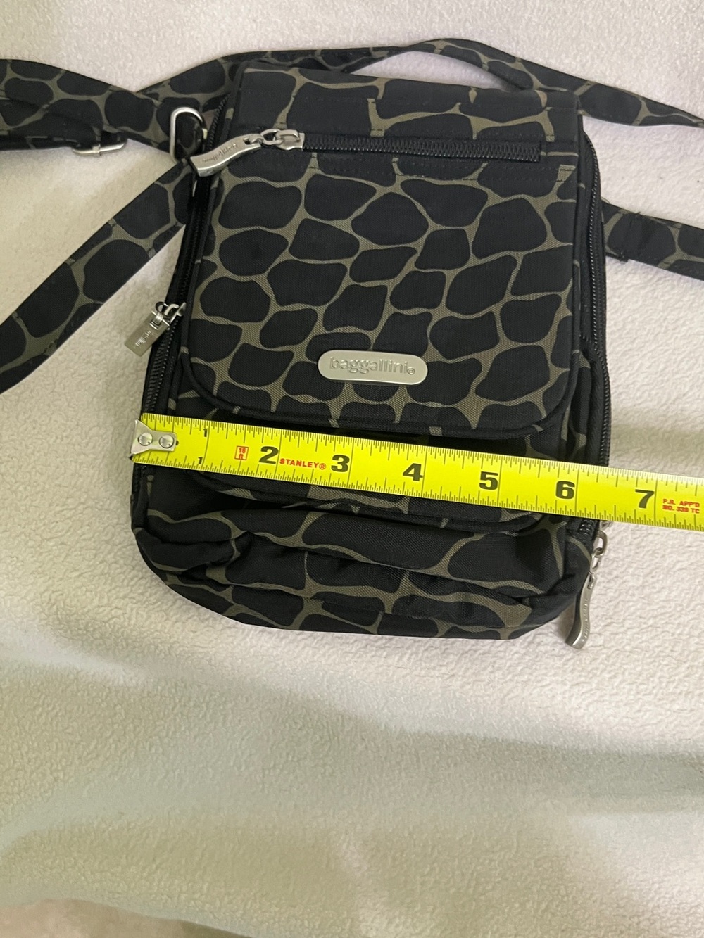 Baggallini Black Giraffe Print Crossbody Bag Small Water Resistant - Picture 15 of 16